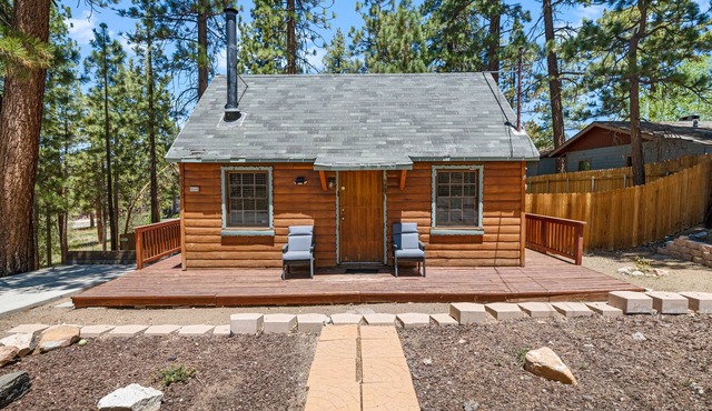 Highland Hideaway - Walk to Lake & Village, Pet Friendly, Fenced Yard