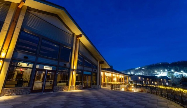 Highland King Suite | Spacious Stay & Sitting Area