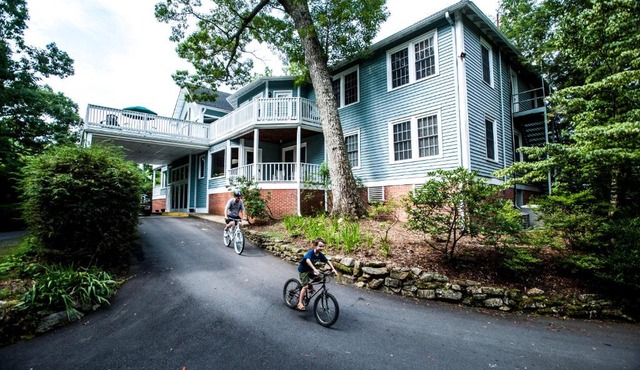 Highland Lake Inn & Resort - Flat Rock