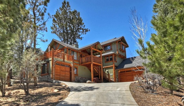 Highland Manor by Destination Big Bear : Luxury Log Estate in Eagle Mountain! Movie Theater/Game Room!