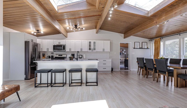 Highland Park Family Ranch - Walk to Lake & Metra to Chicago!