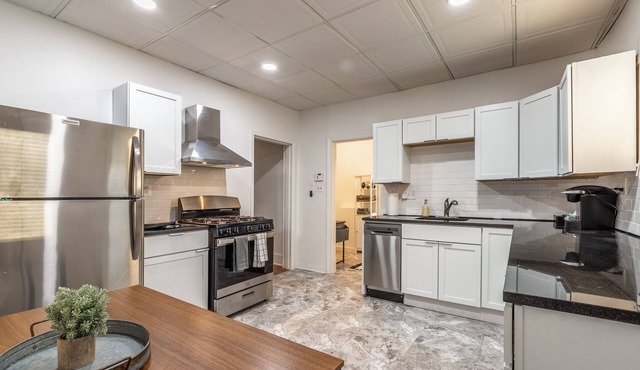💜Highland Park Hideaway - Private Deck Space and Free Parking💜
