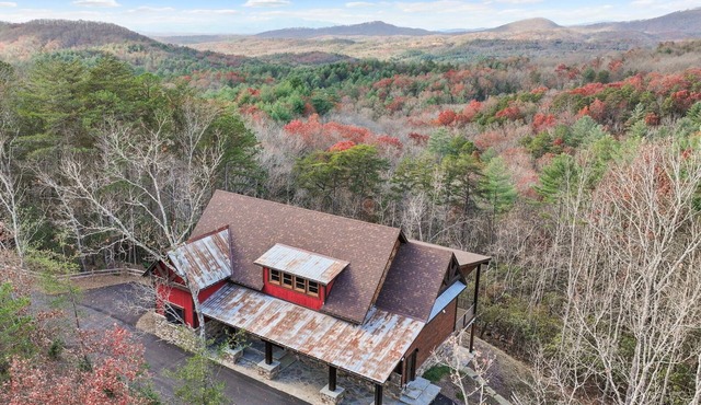 Highland Red House - NEW construction luxury lodge with Mountain Views