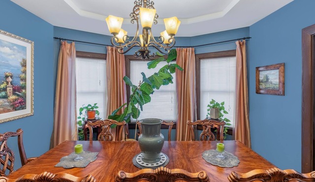 Highlands Bungalow Close to All/3000+ sq ft