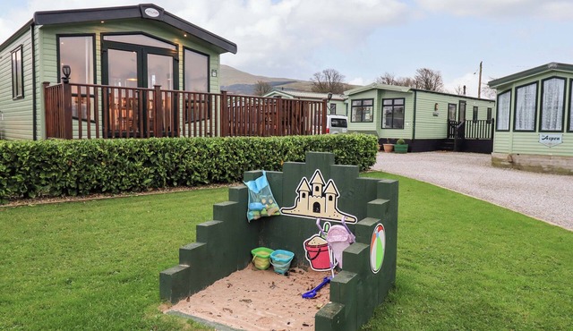 HIGHLANDS WAY LODGE, pet friendly, with a garden in Cleator Moor