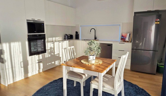 Highlife Retreat - Massive Master + Single Sofa Bed