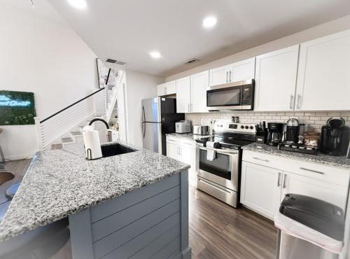 Highline Hideaway 3 Bedand 2.5 bath Lakefront Home