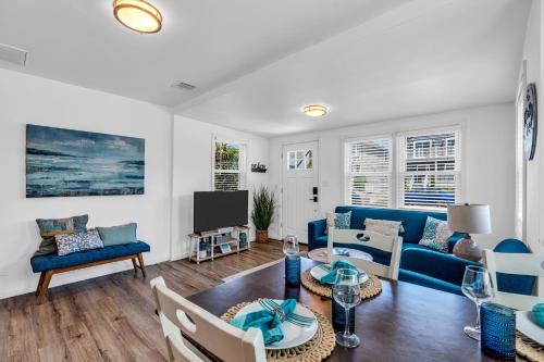 Highly Rated Beach House 35 Blocks to Beach & Main St 6 Badges, Patio, Grill