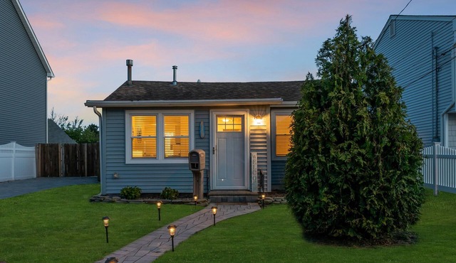 Highly Rated Beach House 3.5 Blocks to Beach & Main St. | 6 Badges, Patio, Grill