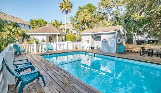 Highly rated upper floor, 3BR renovated Condo, BHI Club, 2 golf carts!