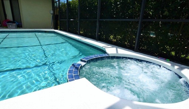 Highly upgraded pool-spa villa for up to 10 guests - 15 min from Disney