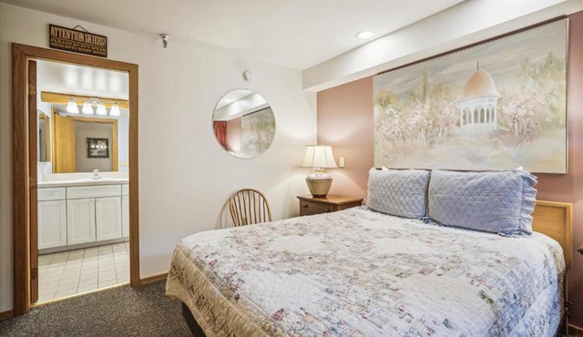 Highridge B16A Inviting Queen Room for Two with Access to Pool and Hot Tub