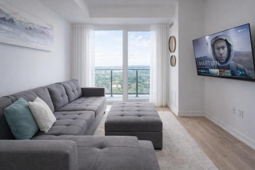 Highrise King Condo With Home Cinema - Pool,Gym,Bowling Alley,Hot Tub, Sauna,Lounge