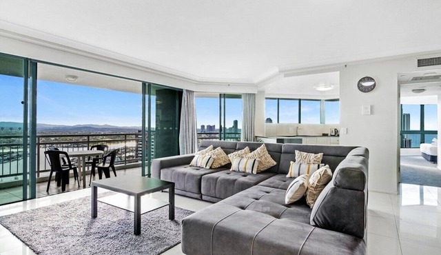 Highrise Seaview Modern 3-Bedroom Apartment in the Heart of Surfers Paradise !
