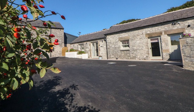 HIGHSTOOL VIEW, romantic, with a garden in Buxton