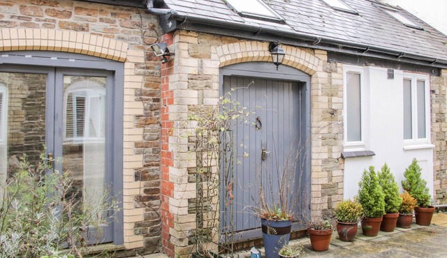 HIGHTREE LODGE BARN, pet friendly, with open fire in Leintwardine