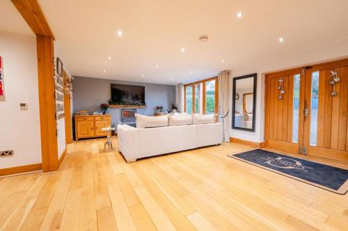 Highview House, Llandevaud