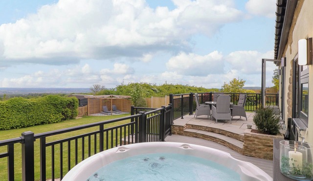 HIGHVIEW STABLES, pet friendly, with hot tub in Chesterfield