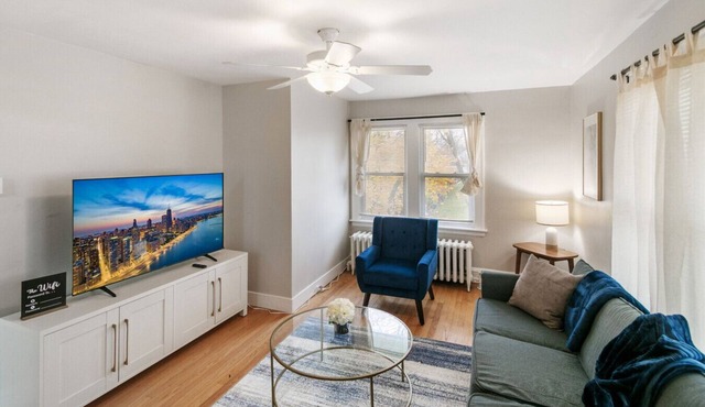 Highwood Haven- 4 Bedroom Steps to Train station!