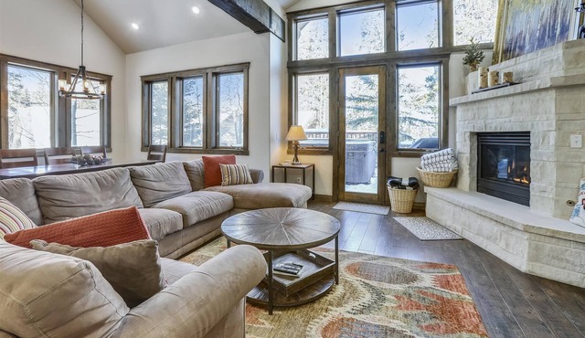 Highwood Hideaway: Townhome-Peak 8 Location-Close to Shuttle & Lifts-Hot Tub.