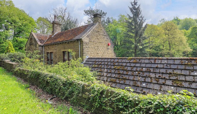 HIGHWOOD LODGE, pet friendly, with hot tub in Denby Dale