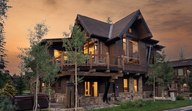 Highwoods Shock Hill Townhome-Steps Away From Gondola-Hot Tub.