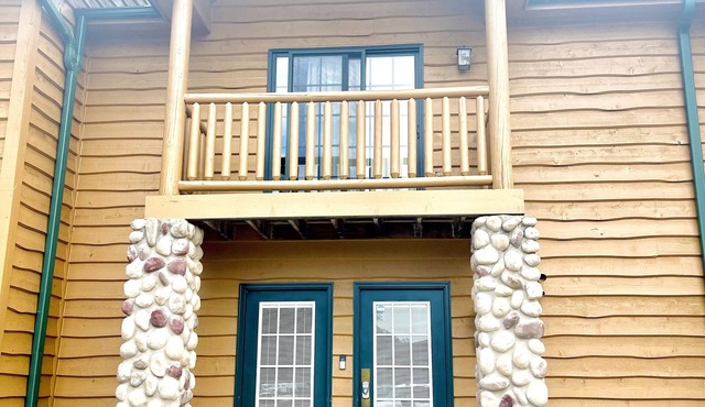 Hike and enjoy a relaxing time at Starved Rock! Family-Size Cozy Cabin