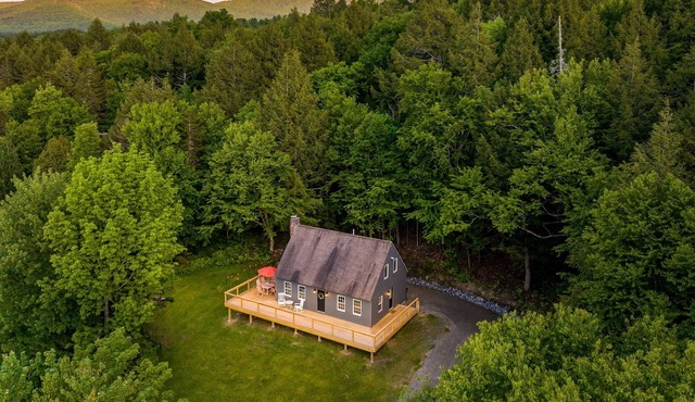 Hike & Bike Stowe | 7 Min to Town | AC | Hot Tub