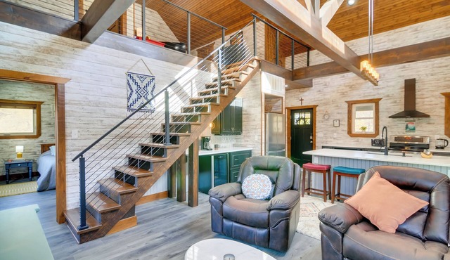 Hike & Climb: Pet-Friendly Red River Gorge Cabin!