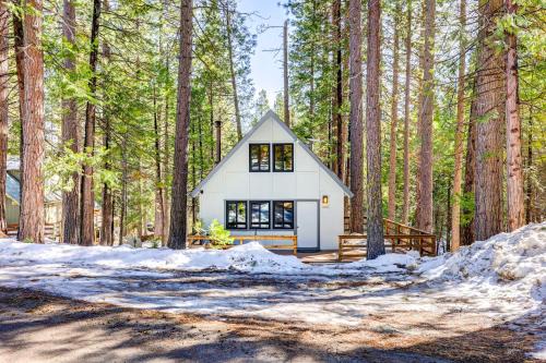 Hike, Fish and Explore California Cabin with Deck!