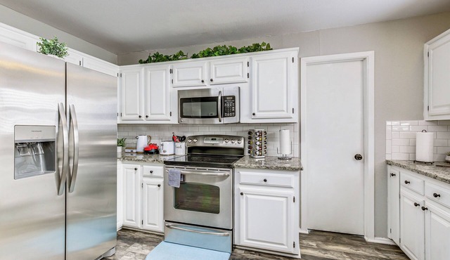 Hike, Fish & Golf: Home w/Patio in Greenville