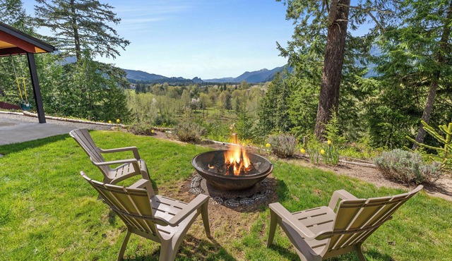 Hike, Fish, Hunt & Ski: Secluded Cascades Cabin!