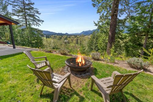 Hike, Fish, Hunt & Ski: Secluded Cascades Cabin!