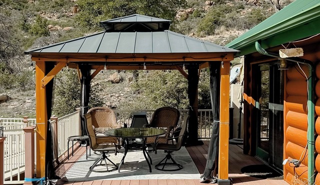 Hike, Fish & Relax: Secluded Miami Retreat w/Deck