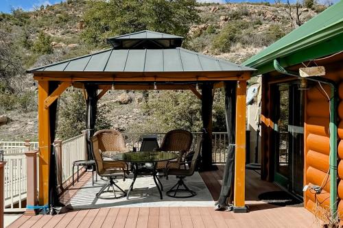 Hike, Fish & Relax: Secluded Miami Retreat w/Deck