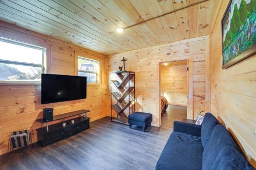 Hike, Fish, Sip and Ski Quiet Apt in Mountain City