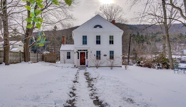 Hike, Fish & Ski: Riverside Barn Loft in Lee