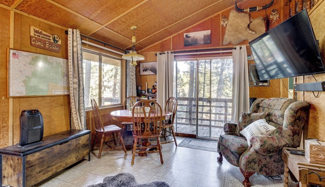 Hike, Fish & Ski! Waterfront Tygh Valley Cabin