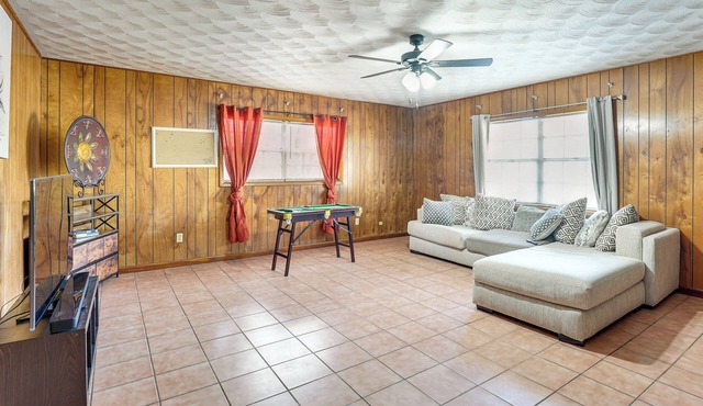 Hike & Fish! Wooded Family Getaway in Interlachen
