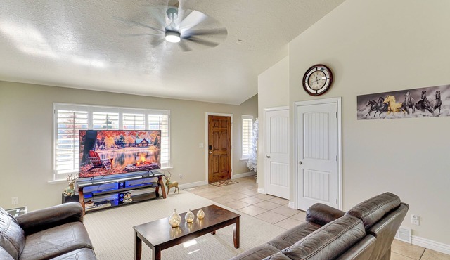 Hike, Golf & Ski: Family Home in South Jordan
