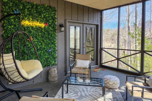 Hike, Golf & Swim! Rumbling Bald Resort Mtn Home