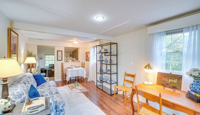 Hike, Sip & Explore: Charming Waterford Cottage!