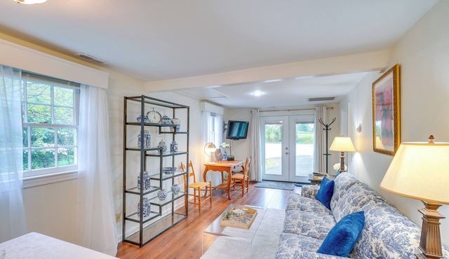 Hike, Sip & Explore: Charming Waterford Cottage!