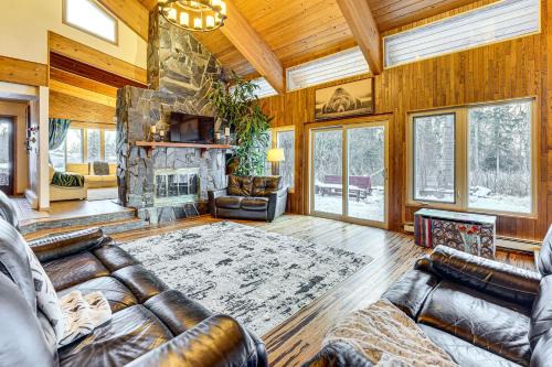 Hike, Ski and Soak! Spacious Anchorage Getaway