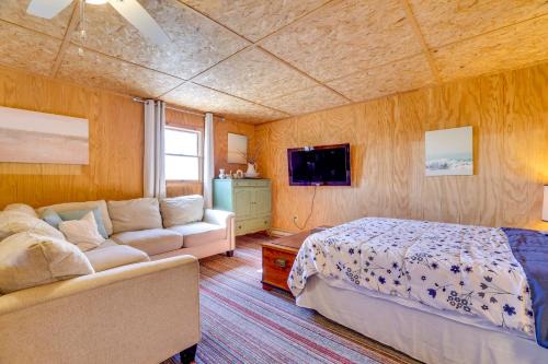 Hike, Ski & Golf: Water-View Lake Winola Retreat!