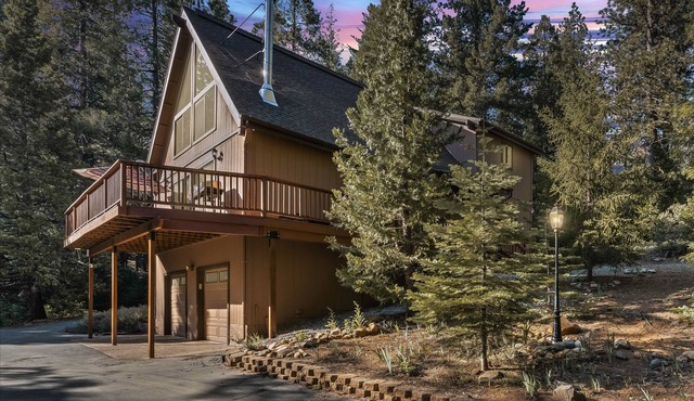 Hike, Ski & Unwind: Cabin w/Hot Tub in Pioneer!