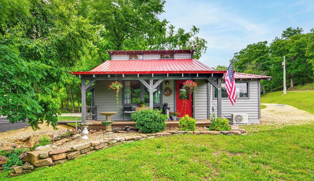 Hike, Swim & Fish: Lakefront Cabin in Roach!