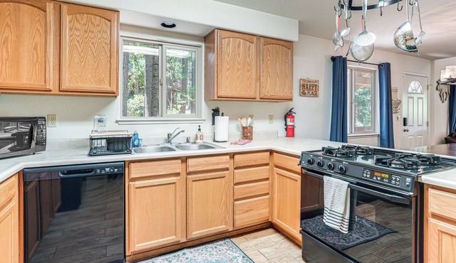 Hike, Swim, Golf: Family Retreat in Arnold!