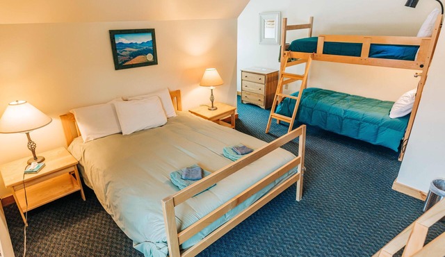 Hike the Whites! Free Breakfast, Shared Bath, Hike/Ski trail Access