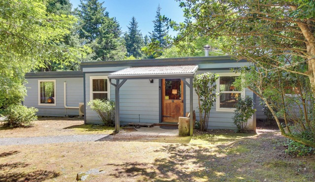 Hike to the Coast! Log Cabin on 5 Acres in Bandon